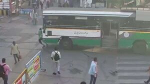मोबाइल देखते हुए सड़क पार कर रहा था युवक, बस ने कुचला; CCTV में कैद हुई दर्दनाक घटना​on July 9, 2026 at 7:40 am