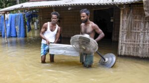 असम में बाढ़ से 80 मौतें, प्रभावित जिलों में 6 महीने तक लोन चुकाने की छूट, 2.12 लाख लोग प्रभावित​on July 31, 2026 at 1:07 am