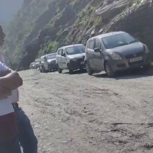 पठानकोट-भरमौर हाईवे 24 घंटे में दूसरी बार बाधित:बारिश के बाद भूस्खलन से यातायात ठप, वाहनों की लगी कतारें; मणिमहेश यात्रा भी प्रभावित