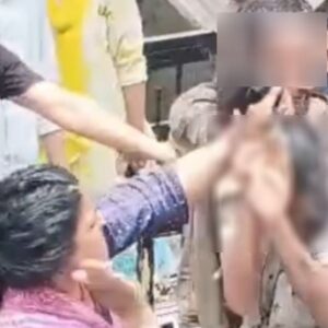 मनाली में युवक युवती को नशा करते ग्रामीणों ने पकड़ा:मारपीट कर पुलिस को सौंपा, थाने पर कार्रवाई को लेकर जुटे ग्रामीण