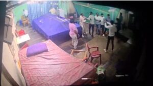 बेलगावी में पुलिस कमिश्नर ऑफिस के पास जिमखाना क्लब में हुई गोलीबारी, हथियारों के साथ बेखौफ घूमते दिखे आरोपी, Video​on July 15, 2026 at 8:57 am