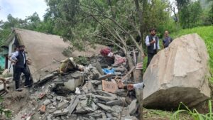 चंबा में आधी रात घर के ऊपर गिरा 10 टन वजनी पत्थर, तहस-नहस हुआ लेंटर, बड़ा हादसा टला​on July 30, 2026 at 5:37 am