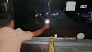 मोबाइल टॉर्च की रोशनी में दौड़ाई सरकारी बस, VIDEO वायरल होने के बाद KKRTC के 3 कर्मचारी सस्पेंड​on July 7, 2026 at 4:07 am