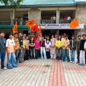 रामपुर कॉलेज में एबीवीपी का धरना:पत्रकारिता विषय बहाल नहीं करने पर प्रदर्शन; मांगें न मानने पर आंदोलन की चेतावनी
