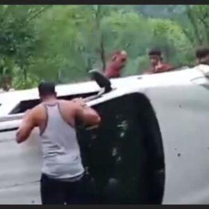 खस्ताहाल सनाहाली-झुलगण मार्ग पर पलटी कार, चार घायल:दो महिलाएं गंभीर हालत में पालमपुर रेफर, गड्ढे व पत्थरों के चलते हादसा