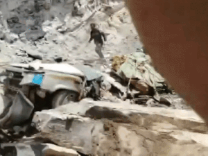 हिमाचल में टाटा सूमो मलबे में दबी, 15 लोग सवार:कई के मरने की आशंका, लैंडस्लाइड के बाद गाड़ी में लगी आग
