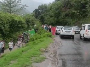 हिमाचल में पलटी प्राइवेट बस, 16 यात्री घायल:30 से ज्यादा लोग सवार थे, एक पलटा खाने के बाद रुकी; मंडी जाते वक्त हादसा