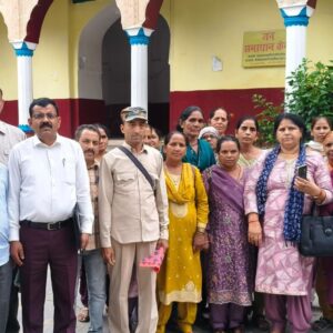 सुप्रीम कोर्ट के फैसले से चतुर्थ श्रेणी कर्मचारियों को उम्मीद:60 वर्ष सेवानिवृत्ति आयु की उठाई मांग; डीसी मंडी को CM के सौंपा ज्ञापन