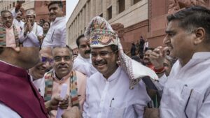 धर्मेंद्र प्रधान इस्तीफा देने के बाद पहली बार संसद पहुंचे, NDA के सांसदों ने किया जोरदार स्वागत, पहनाया पाग​on July 27, 2026 at 7:46 am