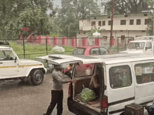 हिमाचल में दो दिन बारिश का अलर्ट:कांगड़ा में रातभर बरसे बादल, बिजली गुल, 8 जिलों पर खतरे की घंटी; लैंडस्लाइड का डर