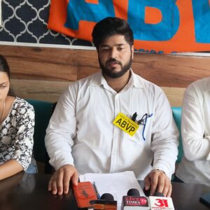 हिमाचल में ABVP का प्रदेश स्तरीय आंदोलन शुरू:छात्र संघ चुनाव बहाली को लेकर सड़कों पर उतरे छात्र; CM के नाम ज्ञापन सौंपा