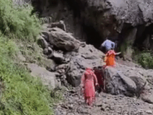 शिमला के रामपुर में NH पर लैंडस्लाइड:किन्नौर का राजधानी से संपर्क कटा, क्षेत्र में भारी बारिश; SDM की सतर्कता बरतने की एडवाइजरी