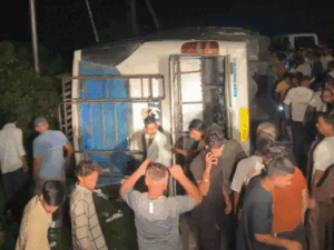हिमाचल में पंजाब के श्रद्धालुओं से भरी बस पलटी:राहगीर समेत दो की मौत, 13 घायल; PHC बंद होने पर बड़सर अस्पताल पहुंचाए घायल