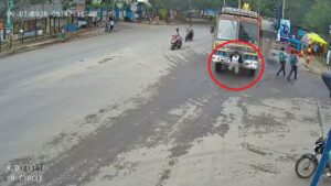 महिला को पीछे से मारी टक्कर, उछलकर सीधे ट्रक के नीचे समा गई; CCTV में कैद हुआ हादसा​on July 8, 2026 at 9:04 am