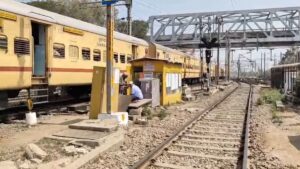 पत्नी के सामने पति और उसकी प्रेमिका ने खाया जहर, ट्रेन में की आत्महत्या करने की कोशिश; बेहोश होकर गिरे​on July 8, 2026 at 4:47 am