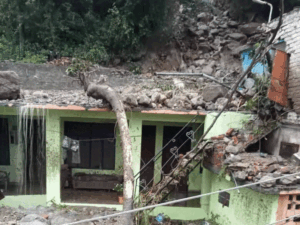 चंबा में फ्लैश-फ्लड से तबाही के PHOTOS:घरों-दुकानों में घुसा पानी व मलबा; पठानकोट-भरमौर NH समेत 100 सड़कें बंद, बाढ़ में बही गाड़ियां