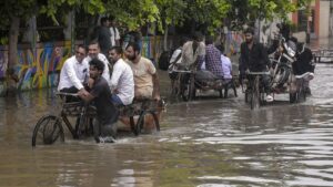 दिल्ली समेत 15 से ज्यादा राज्यों में बारिश का अलर्ट, गुजरात और असम में बाढ़ का कहर जारी​on July 25, 2026 at 4:30 am