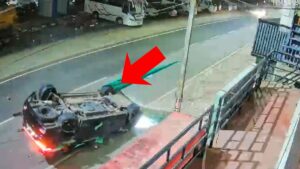 केरल में कार की टक्कर से भयानक हादसा, उलट-पलटकर दूर तक घिसटती गई इनोवा कार; सामने आया वीडियो​on July 15, 2026 at 2:21 am
