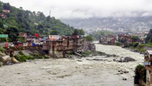 हिमाचल में 15 जुलाई तक आफत बरपाएगी बारिश! कुल्लू में शख्स की मौत, सोलन-सिरमौर में स्कूल बंद; लैंडस्लाइड की चेतावनी​on July 10, 2026 at 1:44 pm