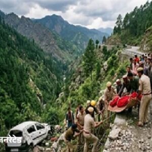 शिमला में खाई में गिरी आल्टो कार, 2 की मौत:किरी-नाव संपर्क मार्ग पर हादसा; लोगों की मदद से राहत-बचाव अभियान चलाया