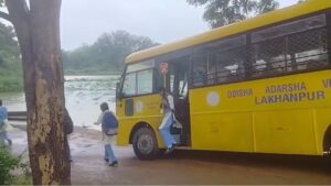 कीचड़ में फंसकर पलटते-पलटते बची स्कूल बस, बड़ी संख्या में छात्र-छात्राएं थे सवार, सामने आया डराने वाला Video​on July 7, 2026 at 7:03 am
