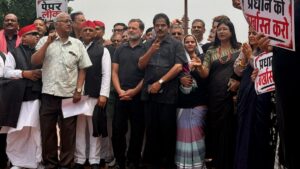 काले कपड़ों में संसद पहुंचे विपक्षी सांसद, छात्रों के मुद्दों पर सरकार के खिलाफ खोला मोर्चा​on July 22, 2026 at 5:48 am