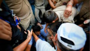 राहुल गांधी, प्रियंका और अखिलेश यादव हिरासत में लिए गए, पीएम आवास के बाहर कर रहे थे प्रदर्शन; देखें वीडियो​on July 21, 2026 at 1:22 pm