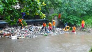 भुवनेश्वर में बारिश के बाद नाले में बहा युवक, 20 घंटे से ज्यादा समय बीतने के बाद भी नहीं मिला सुराग​on July 5, 2026 at 6:28 am