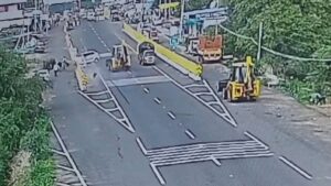 JCB से बचने की कोशिश में कार बाइक को टक्कर मारते हुए डिवाइडर से टकराई, एक्सीडेंट का वीडियो आया सामने​on July 3, 2026 at 11:38 am