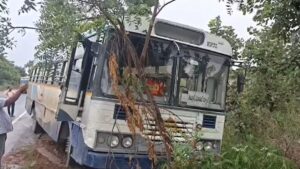 बस स्टैंड से खड़ी बस चुराकर भागा चोर, भागते वक्त पुलिस की गाड़ी समेत कई वाहनों को मारी टक्कर; वीडियो वायरल​on July 22, 2026 at 4:56 am
