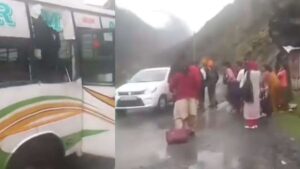 चलती बस पर पहाड़ी से गिरा विशाल पत्थर, एक की मौत, 4 लोग गंभीर रूप से घायल​on July 5, 2026 at 6:46 am