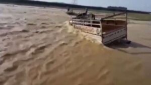 ऊना की स्वां नदी में जानलेवा मंजर, मंझधार में फंस गई पिकअप, ग्रामीणों ने बचाई 3 लोगों की जान​on July 6, 2026 at 6:38 am