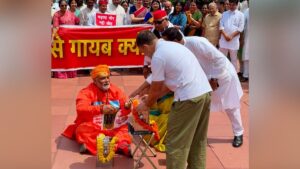 संसद के बाहर विपक्ष का अनोखा प्रदर्शन, साधु के भेष में पप्पू यादव ने बटोरा चंदा, राहुल गांधी ने चढ़ाया चढ़ावा; देखें VIDEO​on July 31, 2026 at 5:40 am