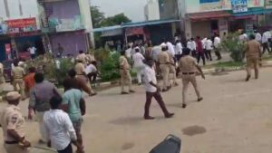 तेलंगाना कांग्रेस में खूनी कलह! MP और MLA के समर्थक आपस में भिड़े, पुलिस ने किया लाठीचार्ज​on July 8, 2026 at 2:33 pm