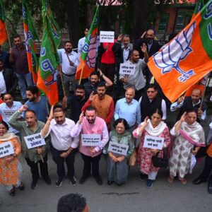 हिमाचल में BJP का प्रदर्शन:कांग्रेस पर वंदे मातरम् के अपमान का आरोप, कड़शोली बोलें-लोगों की भावनाएं आहत हुई