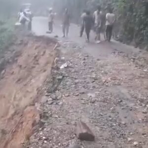 मंडी में चमड़ा मोड़ में सड़क धंसी, NH-154 बंद:भूस्खलन से भारी वाहन प्रतिबंधित, वैकल्पिक मार्ग तय, NHAI ने किया निरीक्षण