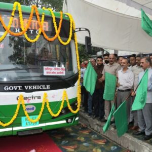 हिमाचल CM बोले-200 हाइड्रोजन बसें चलाने पर विचार:हमीरपुर में 35 इलेक्ट्रिक बसों को दिखाई झंडी; HRTC में 1000 नई बसें शामिल होगी