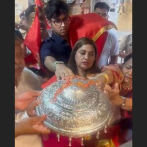 चिंतपूर्णी मंदिर में परिवार ने चढ़ाया चांदी का छत्र:सावन मेले में आया दिल्ली का परिवार; अब तक 1.53 करोड़ रुपए मिला दान