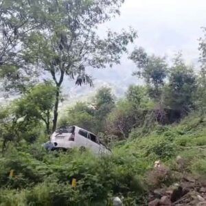 बिलासपुर के नयनादेवी में श्रद्धालुओं की गाड़ी लुढ़की:पंजाब लौट रहे थे, सड़क के टूटे हिस्से से बेकाबू होकर गहरी खाई में उतरी कार