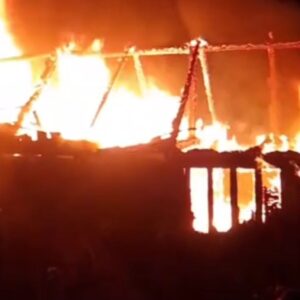 मंडी के ढमसेहड़ गांव में लगी आग:12 कमरों का मकान राख; फर्नीचर कारोबार समेत 80 लाख से अधिक का नुकसान