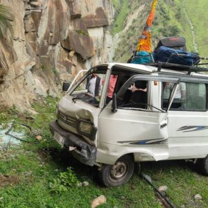 चंबा में वैन की ब्रेक फेल, पहाड़ी से टकराई:2 गंभीर घायल, बच्चों समेत 9 लोग सवार थे; मुंडन कार्यक्रम से लौटते वक्त हादसा