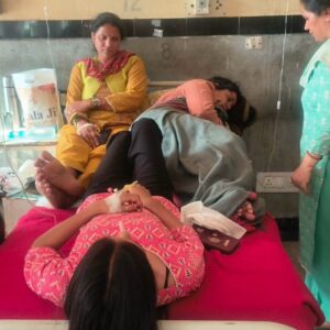 रामपुर के खनेरी अस्पताल में एक बेड पर 3 मरीज:रोजाना 1200 से अधिक ओपीडी, संक्रमण फैलने का खतरा; तीमारदार भी परेशान