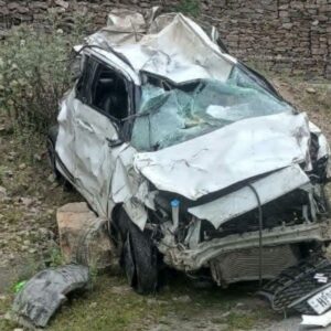 किन्नौर में खाईं में गिरी कार, एक की मौत:सांगला-छितकुल मार्ग पर अनियंत्रित होने से हुआ हादसा, दूसरा साधी गंभीर रूप से घायल