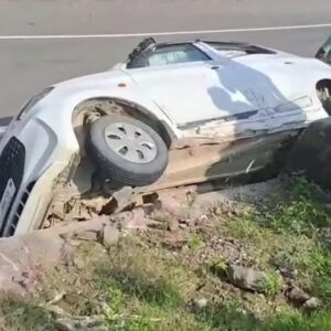 कांगड़ा में रानीताल-ज्वालाजी फोरलेन पर भूस्खलन:ऑल्टो पर गिरी भारी चट्टान, पांच लोग घायल, सेफ्टी नेट भी फटा, मार्ग पर अलर्ट