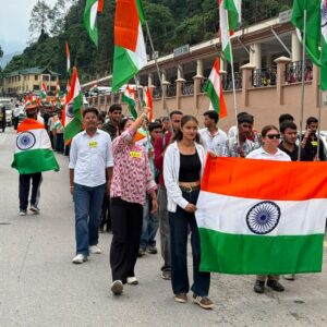 स्वतंत्रता दिवस पर ABVP ने निकाली तिरंगा यात्रा:शहीदों को किया नमन; पुष्प वर्षा कर हुआ विद्यार्थियों का स्वागत