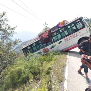 चंबा में सवारियों भरी बस खाईं में गिरने से बची:चुराह में सड़क पर आधी लटक गई, 15-20 लोग थे सवार, पहले भी हो चुका है हादसा
