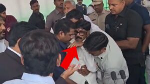 स्वतंत्रता दिवस पर भाषण देते वक्त मंच पर ही खराब हो गई मंत्री जी की तबीयत, आने लगे चक्कर; सामने आया वीडियो​on August 15, 2026 at 11:39 am