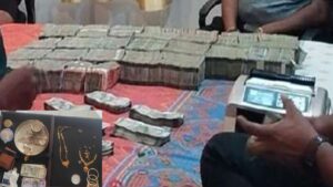 बेंगलुरु के सरकारी अधिकारी के भ्रष्टाचार की खुली पोल, छापे में 18 करोड़ की संपत्ति का पता लगा, 2.5 करोड़ कैश बरामद​on August 19, 2026 at 5:42 pm