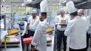 अब कर्नाटक में होटलों पर शुरू हुई रेड, 30 स्पेशल टीमें बनी, खराब खाने और साफ-सफाई में कमी की शिकायतों के बाद एक्शन​on August 7, 2026 at 4:44 pm