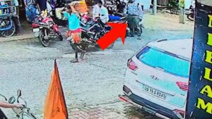 डिक्की में 50 हजार रख झालमुड़ी खाने चला गया शख्स, इतने में चोरों ने साफ कर दिया हाथ; CCTV में कैद हुई वारदात​on August 1, 2026 at 5:21 pm